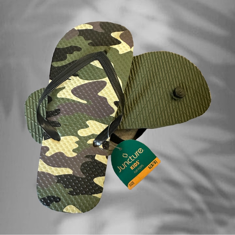 🎄2/$15 *NWT*🩴 kids camo flip flops L